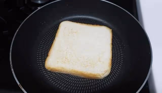 簡單美食之《雞蛋小吐司》回憶起小時候街邊小吃的味道~