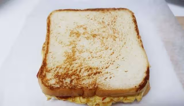 簡單美食之《雞蛋小吐司》回憶起小時候街邊小吃的味道~