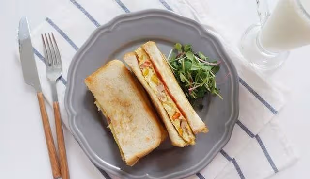 簡單美食之《雞蛋小吐司》回憶起小時候街邊小吃的味道~
