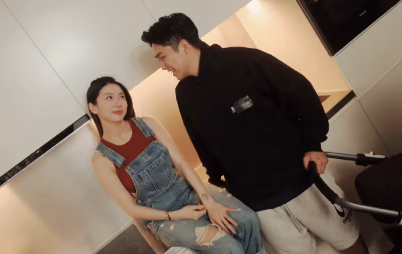 程曉玥自曝產後身材,因哺乳胸口冒青筋,妊娠線贅肉頸紋一樣不少