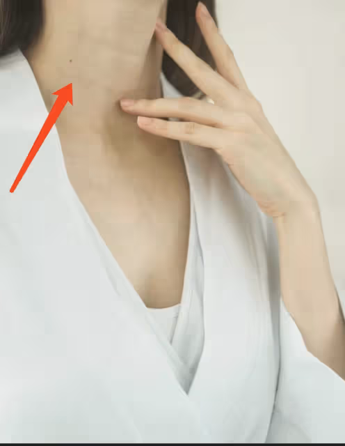 程曉玥自曝產後身材,因哺乳胸口冒青筋,妊娠線贅肉頸紋一樣不少