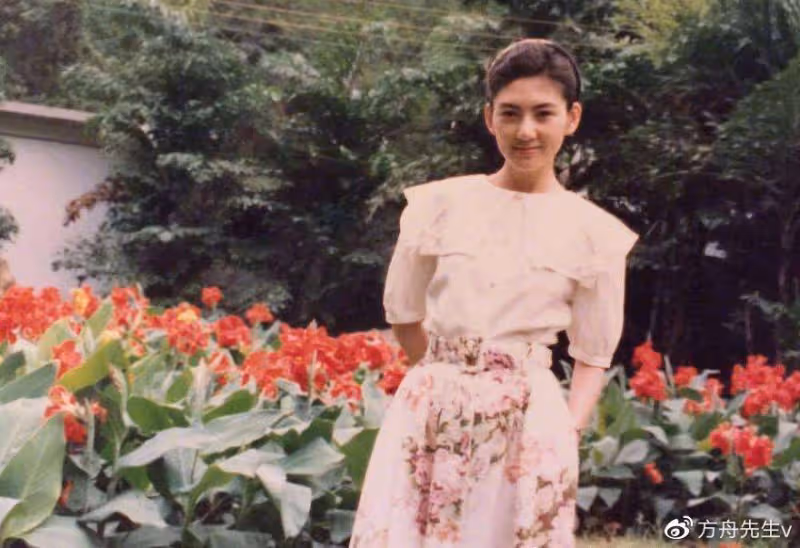 程曉玥自曝產後身材,因哺乳胸口冒青筋,妊娠線贅肉頸紋一樣不少