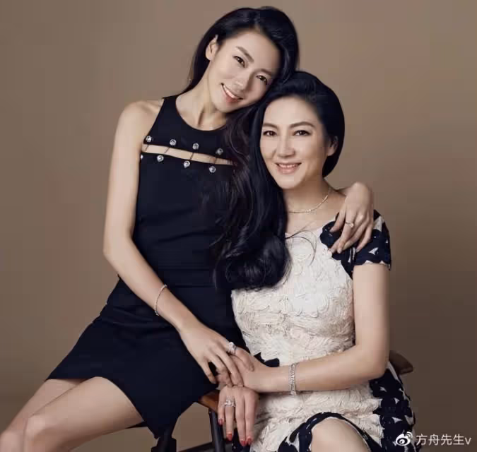 程曉玥自曝產後身材,因哺乳胸口冒青筋,妊娠線贅肉頸紋一樣不少