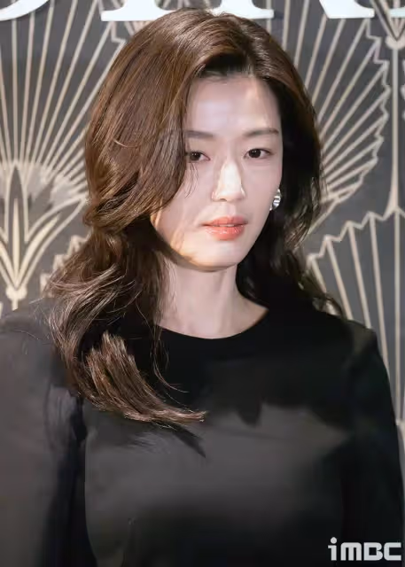 與宋慧喬同齡,42歲全智賢,出席活動狀態良好,她怎麼不會變老?