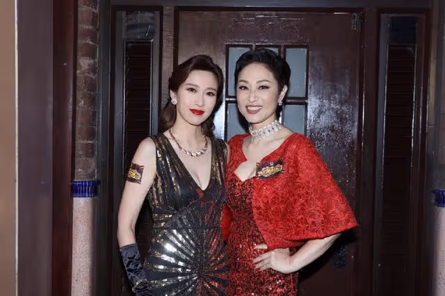TVB知名女星穿著大膽,裙子太松險走光,直播獲富二代瘋狂刷禮物