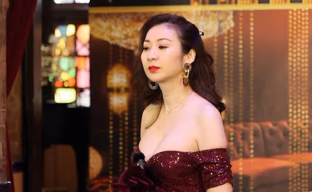 TVB知名女星穿著大膽,裙子太松險走光,直播獲富二代瘋狂刷禮物