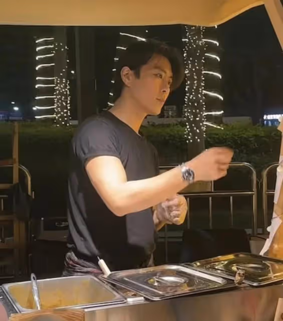 秘婚?TVB小生現身內地擺攤賣魚蛋,左手戴婚戒引關注感情狀態