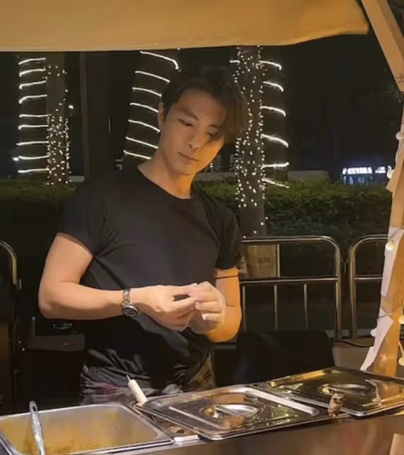 秘婚?TVB小生現身內地擺攤賣魚蛋,左手戴婚戒引關注感情狀態