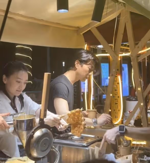 秘婚?TVB小生現身內地擺攤賣魚蛋,左手戴婚戒引關注感情狀態
