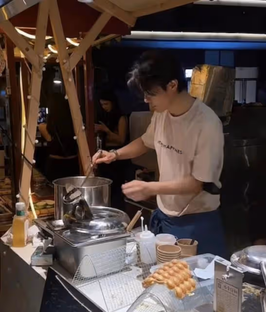 秘婚?TVB小生現身內地擺攤賣魚蛋,左手戴婚戒引關注感情狀態