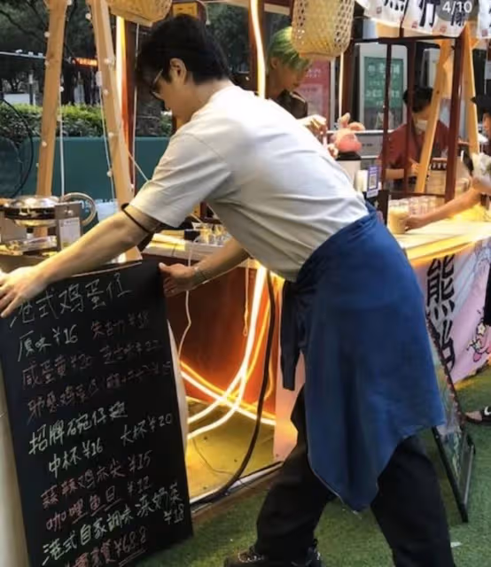 秘婚?TVB小生現身內地擺攤賣魚蛋,左手戴婚戒引關注感情狀態