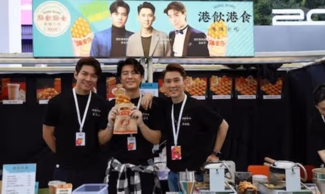 秘婚？TVB小生現身內地擺攤賣魚蛋，左手戴婚戒引關注感情狀態
