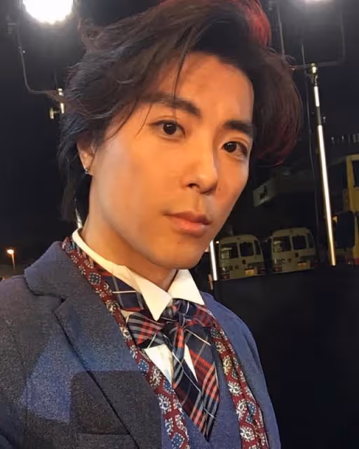秘婚？TVB小生現身內地擺攤賣魚蛋，左手戴婚戒引關注感情狀態