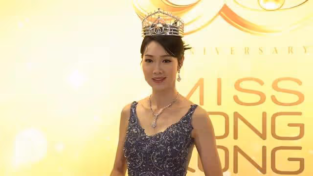 香港知名女星被質疑患病，瘦成皮包骨，直播時面色蒼白顯老態