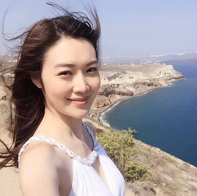 香港知名女星被質疑患病,瘦成皮包骨,直播時面色蒼白顯老態