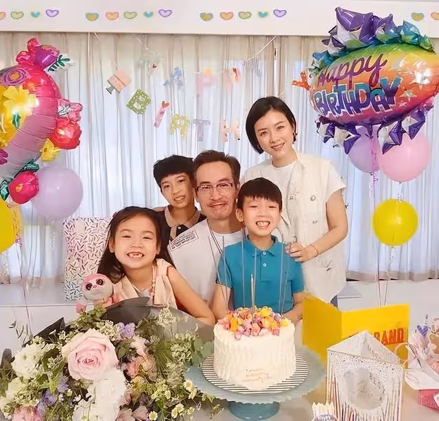 TVB模範夫妻四年抱三，不抗拒第四胎，結婚10年依舊恩愛如初