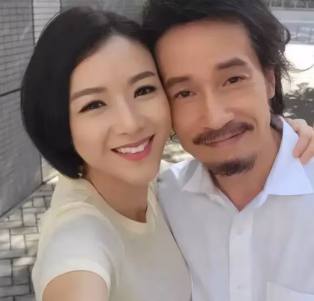 TVB模範夫妻四年抱三，不抗拒第四胎，結婚10年依舊恩愛如初