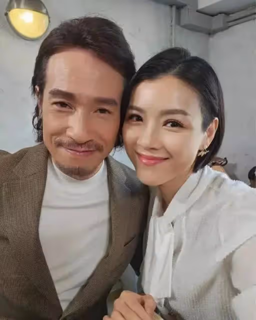 TVB模範夫妻四年抱三，不抗拒第四胎，結婚10年依舊恩愛如初
