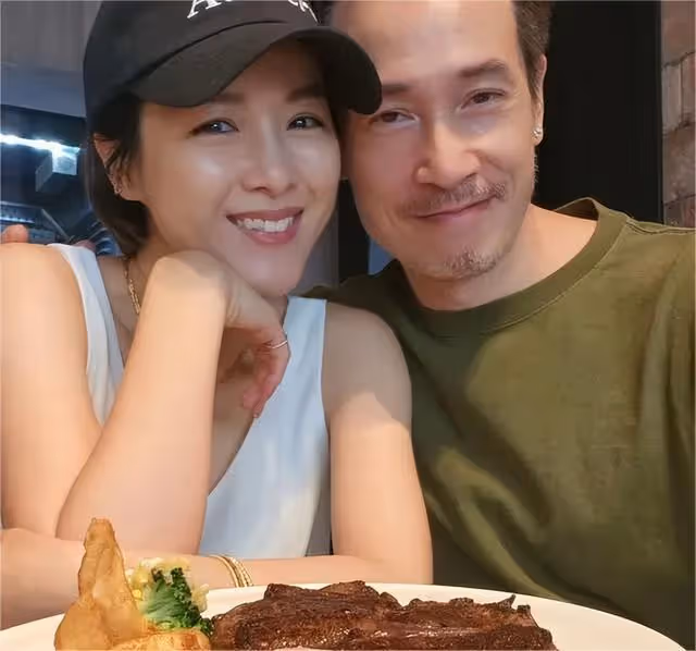 TVB模範夫妻四年抱三，不抗拒第四胎，結婚10年依舊恩愛如初