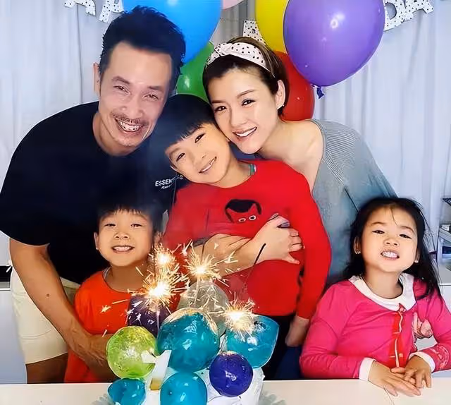 TVB模範夫妻四年抱三,不抗拒第四胎,結婚10年依舊恩愛如初