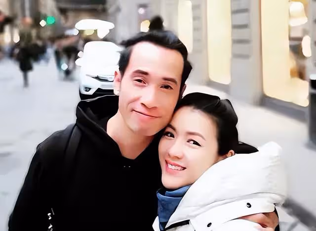 TVB模範夫妻四年抱三,不抗拒第四胎,結婚10年依舊恩愛如初