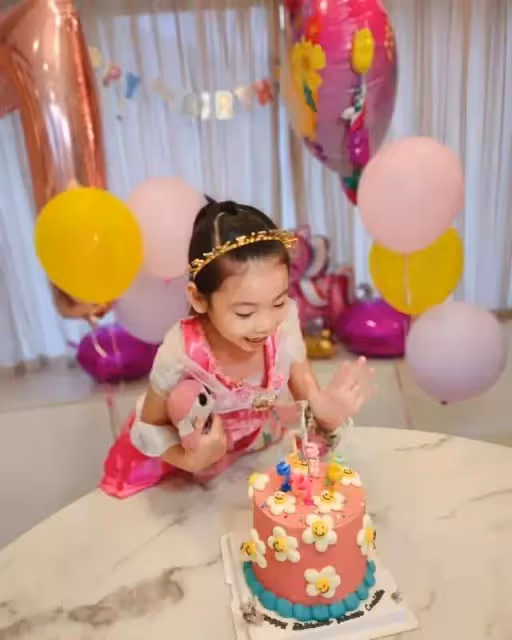 TVB模範夫妻四年抱三,不抗拒第四胎,結婚10年依舊恩愛如初