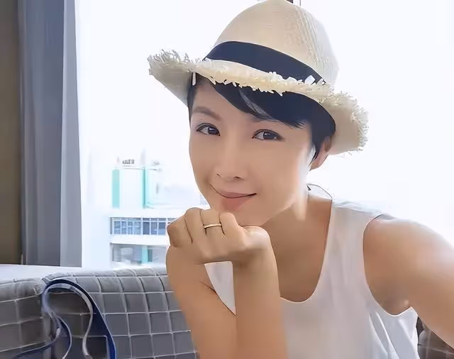 TVB模範夫妻四年抱三,不抗拒第四胎,結婚10年依舊恩愛如初