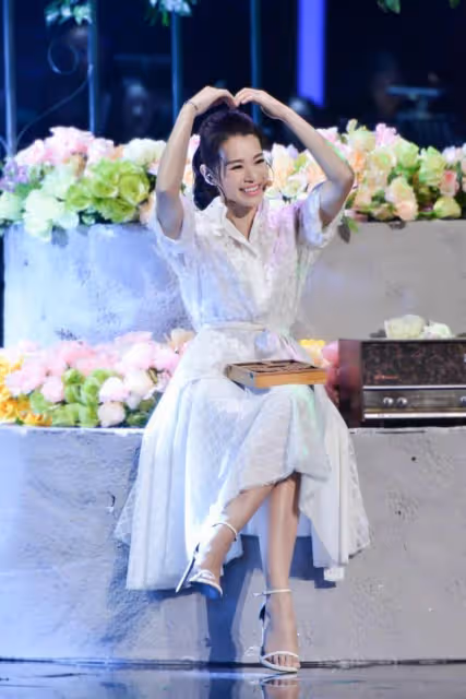 富貴！TVB前知名女星內地賺得盆滿缽滿，戴百萬名表與老公游世界