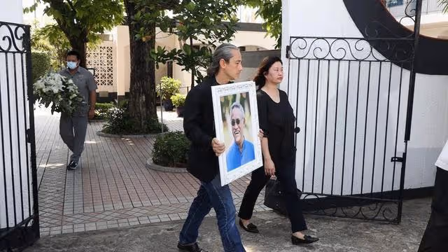 一路走好!香港知名老戲骨今日出殯,兒子和妻子均是滿頭白髮