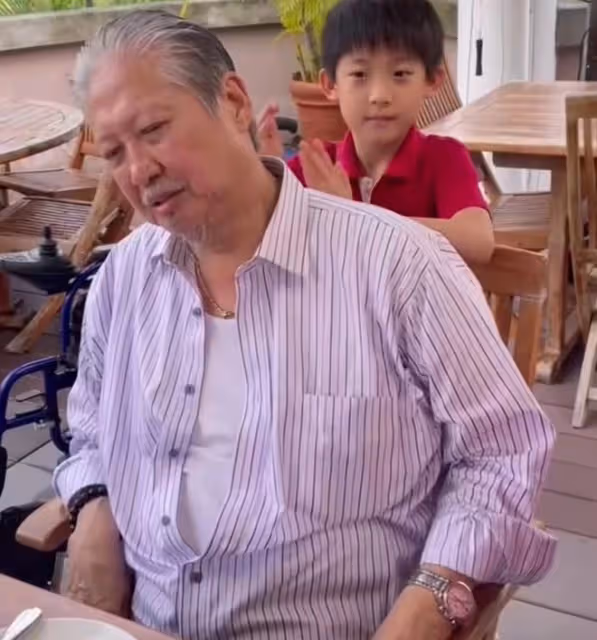 洪金寶閉眼享受孫子按摩!8歲寶貝黑眼圈超明顯,健康引網友擔憂