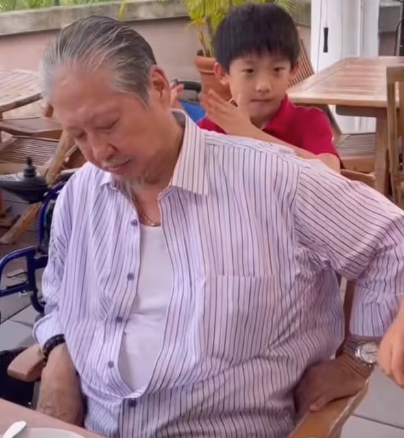 洪金寶閉眼享受孫子按摩!8歲寶貝黑眼圈超明顯,健康引網友擔憂