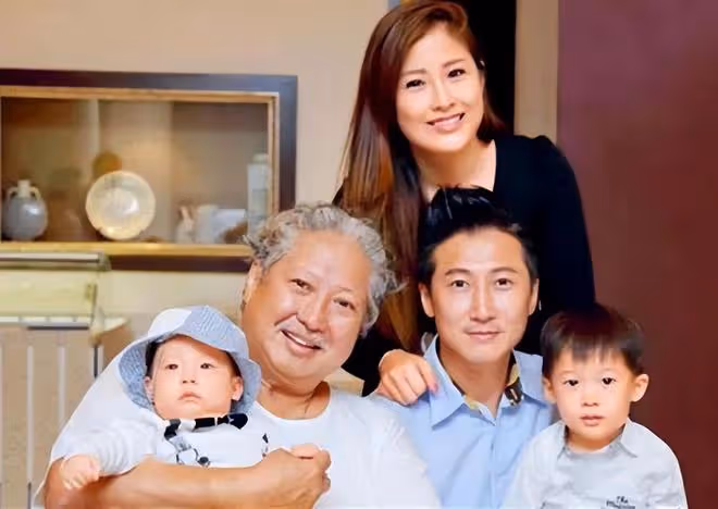 洪金寶閉眼享受孫子按摩!8歲寶貝黑眼圈超明顯,健康引網友擔憂