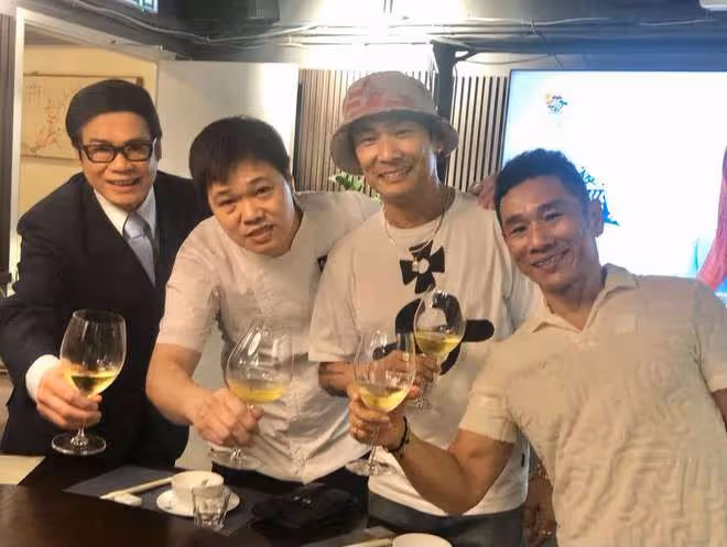杜德偉兄弟罕同框!差4歲卻像雙胞胎,哥哥息影后成金牌健身教練