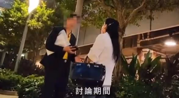蔡天鳳母親現身律師樓,上億財產將被瓜分,家人情緒激動快步急走