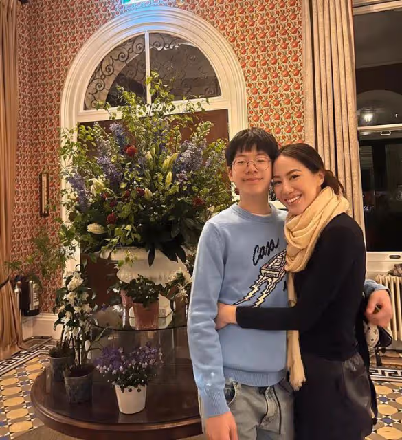 甄子丹汪詩詩享受國外豪宅生活,愜意又舒適,和兒子在草坪上散步