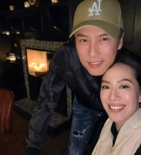 甄子丹汪詩詩享受國外豪宅生活,愜意又舒適,和兒子在草坪上散步