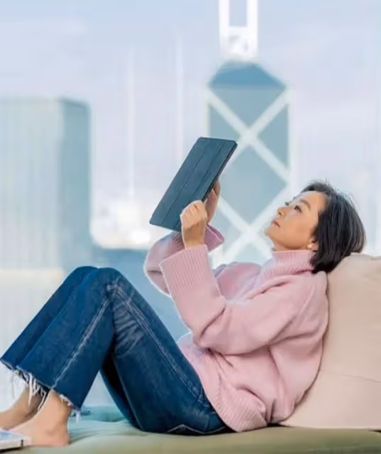 看了自然老去的林青霞，才明白：60+女人，穿衣大方得體就很美