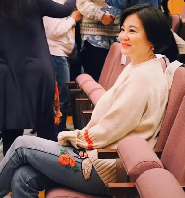 看了自然老去的林青霞，才明白：60+女人，穿衣大方得體就很美