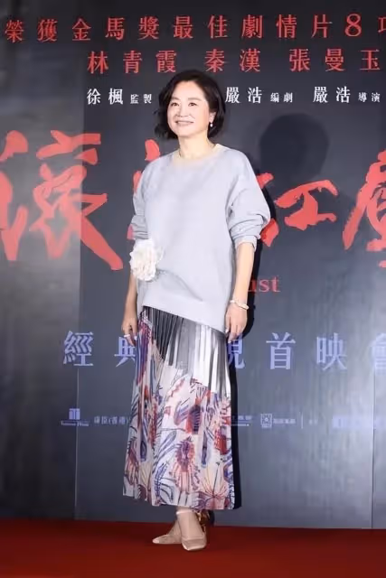 看了自然老去的林青霞,才明白:60+女人,穿衣大方得體就很美