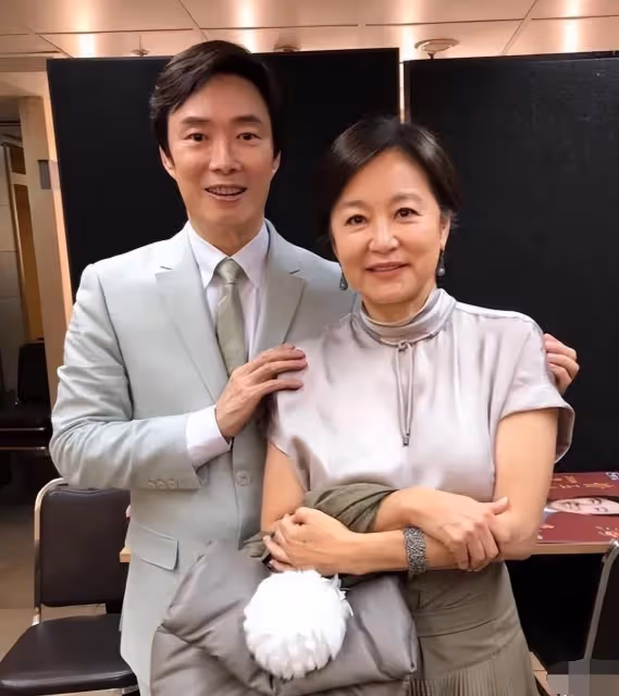 看了自然老去的林青霞,才明白:60+女人,穿衣大方得體就很美