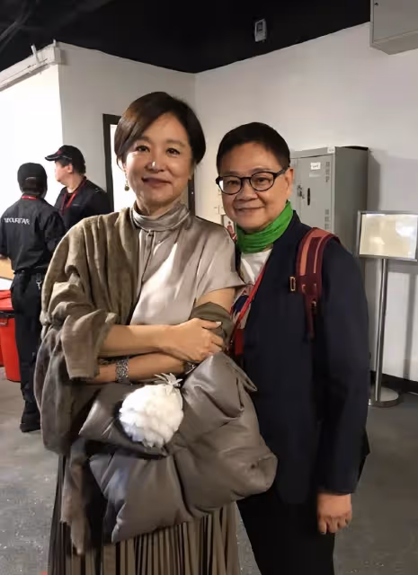 看了自然老去的林青霞,才明白:60+女人,穿衣大方得體就很美
