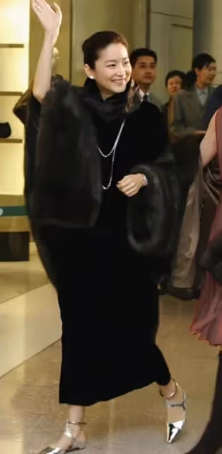 看了自然老去的林青霞,才明白:60+女人,穿衣大方得體就很美