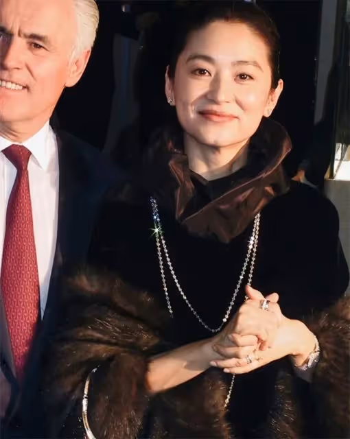 看了自然老去的林青霞,才明白:60+女人,穿衣大方得體就很美