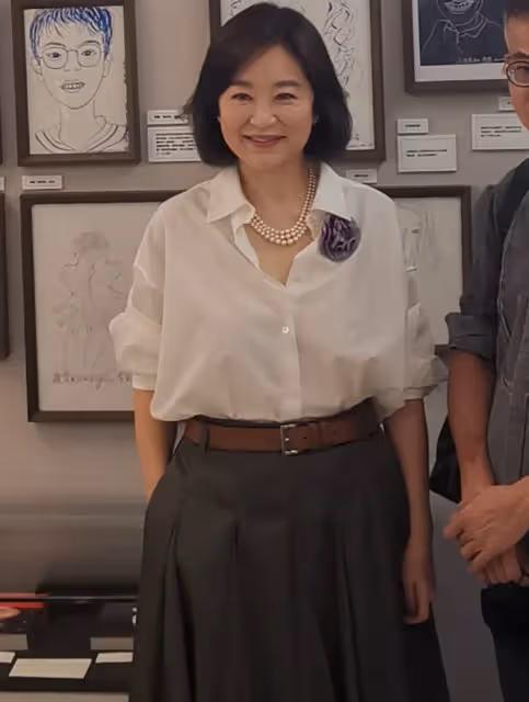 看了自然老去的林青霞,才明白:60+女人,穿衣大方得體就很美