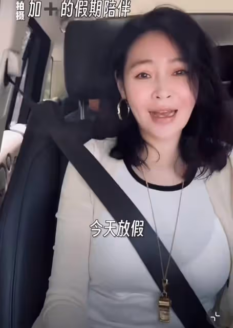於明加一家四口看電影,丈夫胡俊罕出鏡,14歲長女穿低胸裝顯成熟
