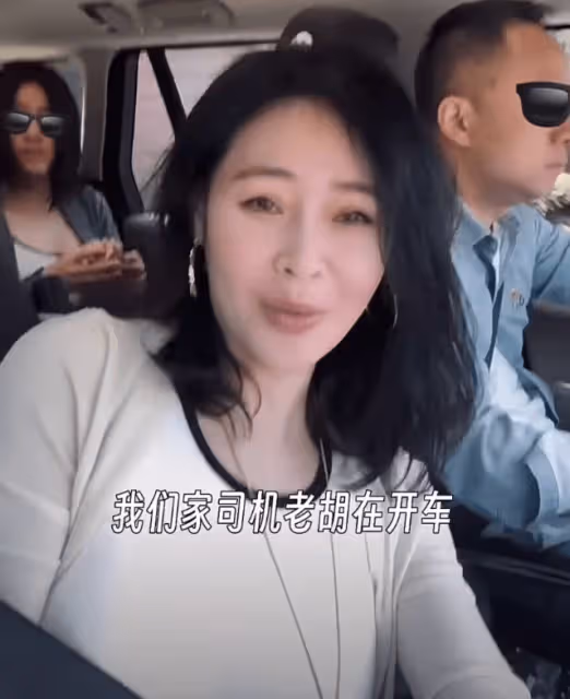 於明加一家四口看電影,丈夫胡俊罕出鏡,14歲長女穿低胸裝顯成熟