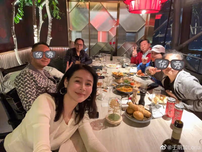 於明加一家四口看電影,丈夫胡俊罕出鏡,14歲長女穿低胸裝顯成熟