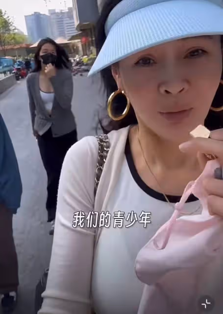 於明加一家四口看電影,丈夫胡俊罕出鏡,14歲長女穿低胸裝顯成熟