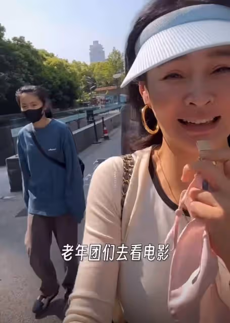 於明加一家四口看電影,丈夫胡俊罕出鏡,14歲長女穿低胸裝顯成熟