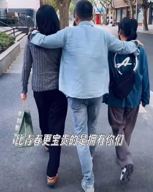 於明加一家四口看電影,丈夫胡俊罕出鏡,14歲長女穿低胸裝顯成熟